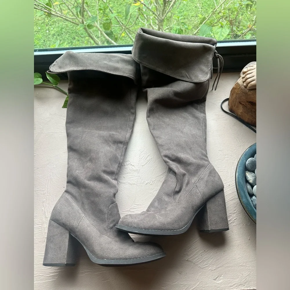 SO Stylish Women's Knee-High Boots Gray Faux Suede Flirty Sexy Size 8.5